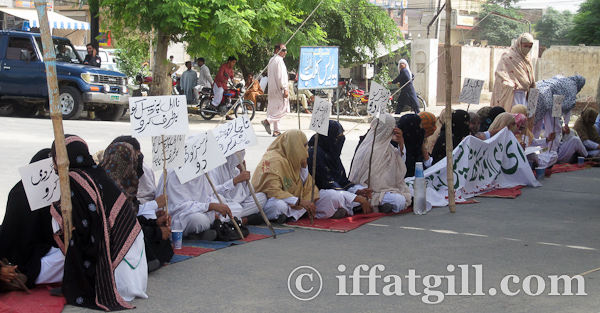 Student nurses protesting Student nurses are sitting outside of the District Headquarters hospital in Layyah protesting, 17 September 2010