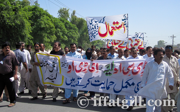 demands that the student nurses leave Dr.Naeem Khalid leading the protest of 3000 people, incuding hospital staff, demanding that the protesting student nurses go back to their homes, 20 September 2010